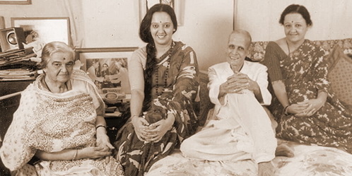 कवि प्रदीप जी, अपनी पत्नी एवं बेटियों के साथ